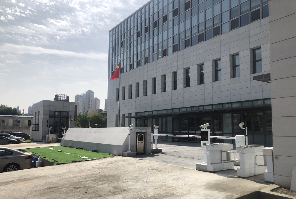 华泰智能道闸应用于政企园区出入口，稳定管控车辆通行，适配政务办公场景的安全与秩序管理需求，提升园区管理效率。