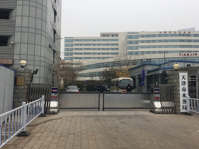 华泰智能广告道闸机，集车辆管控与广告投放于一体，道闸杆可展示高清广告画面，适用于小区、商场、园区等出入口场景。