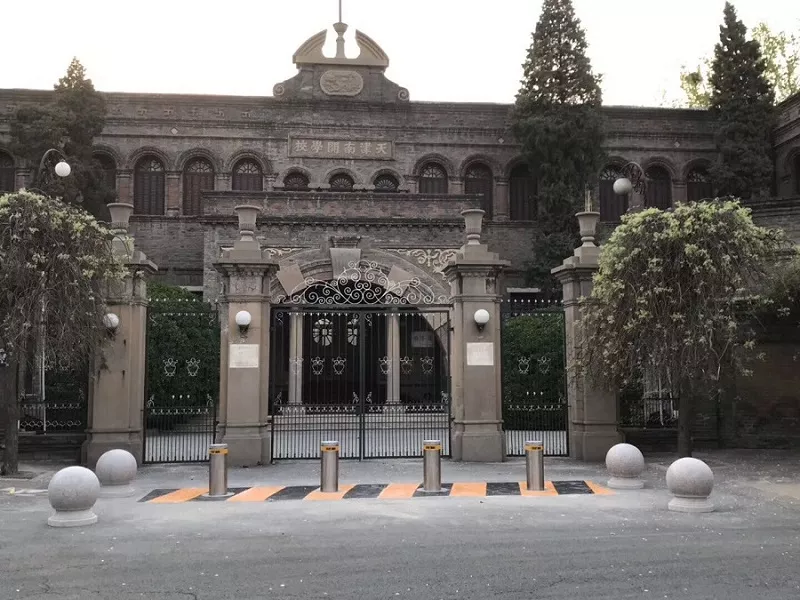 升降柱：重型防冲撞设计，适配港口等高安保场景