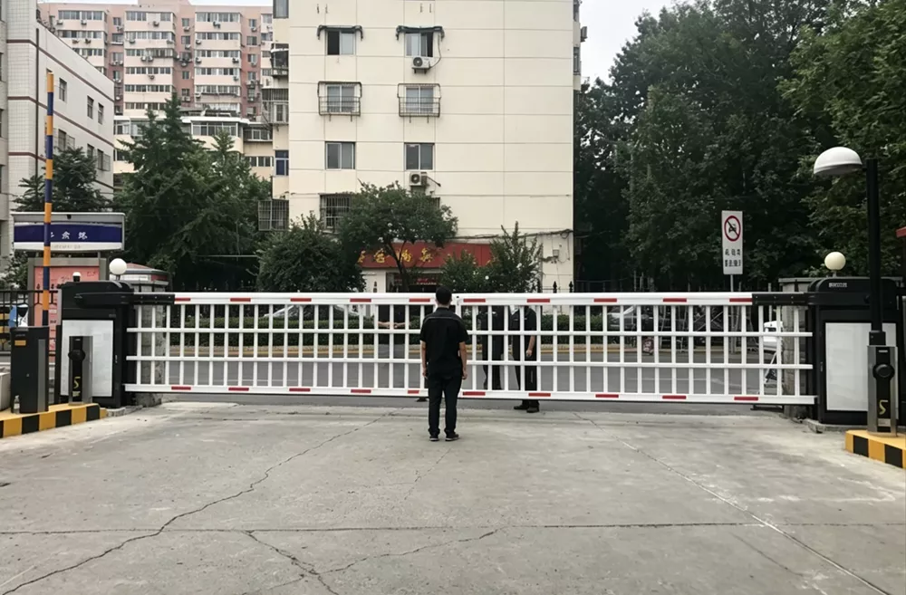 重型栅栏道闸：加厚抗撞，适配厂区大车管控